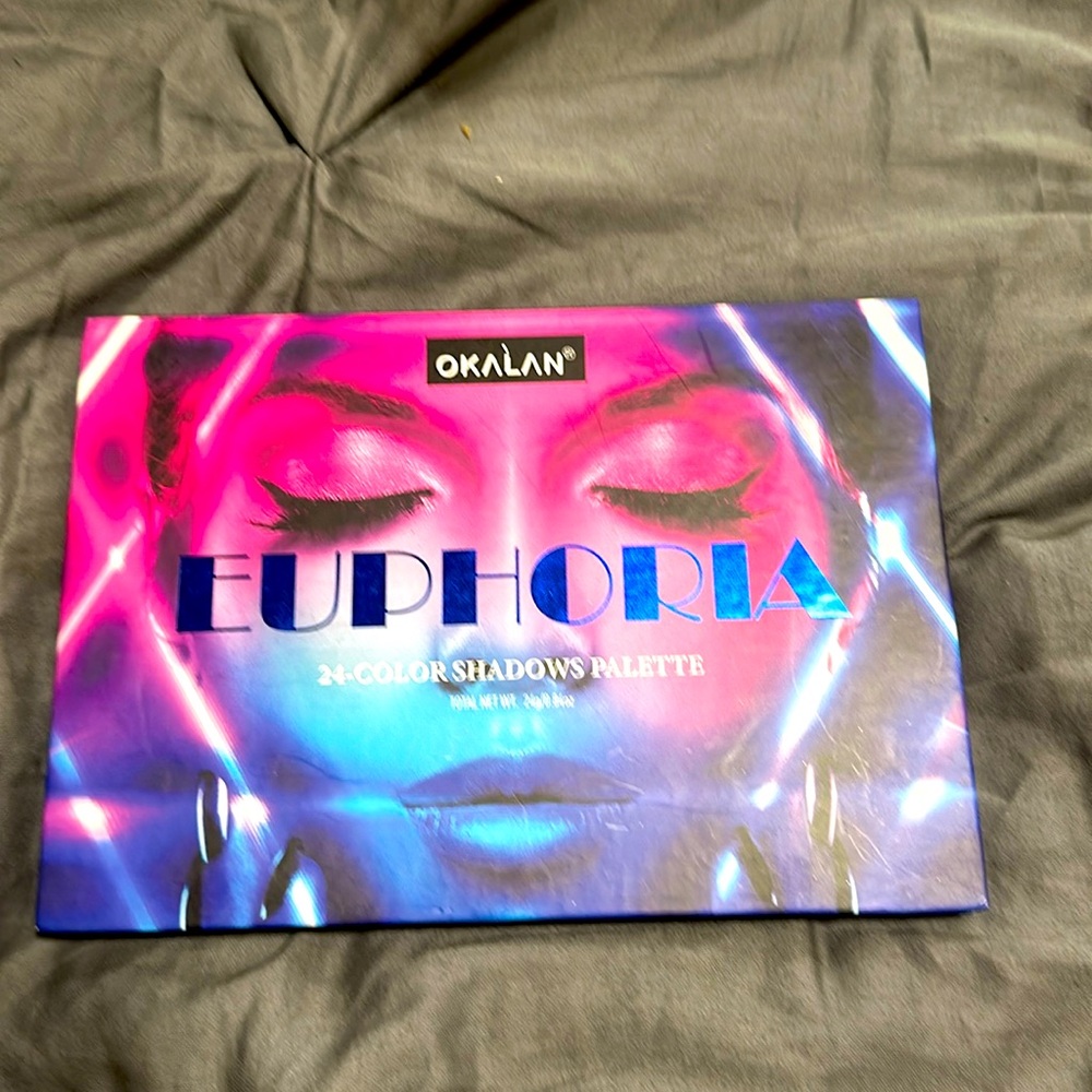 24 color eyeshadow palette BNIB